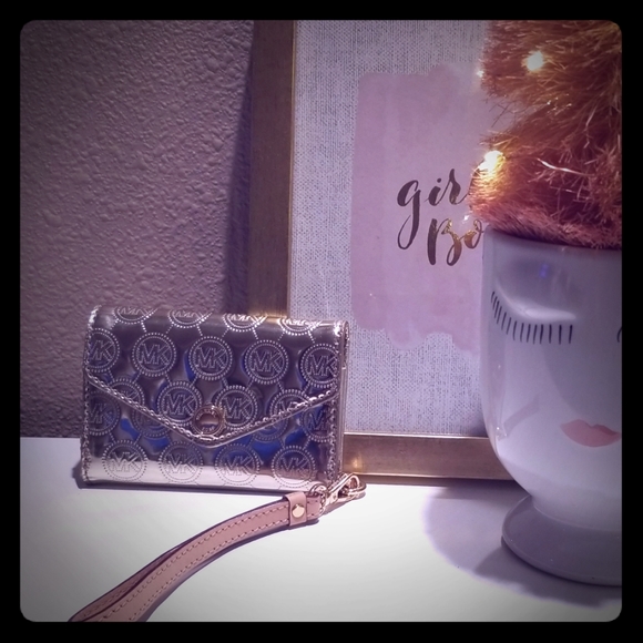 Michael Kors Handbags - Michael Kors gold wristlet